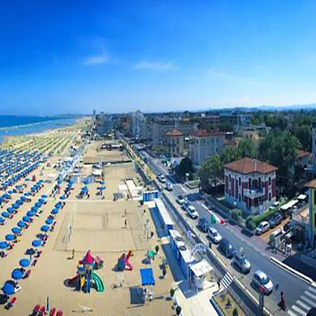 Laura Hotel 2*